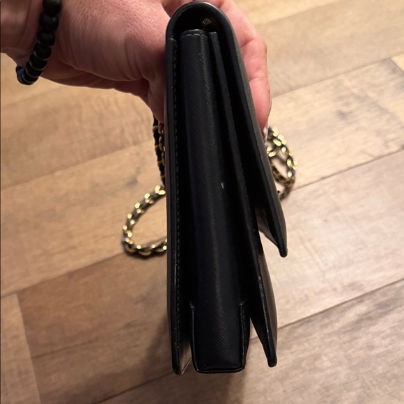 💕 Salvatore Ferragamo Black Crossbody Bag with Gold Chain - Picture 8 of 10